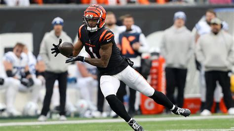Bengals' Ja'Marr Chase Doesn't Practice Amid Contract.